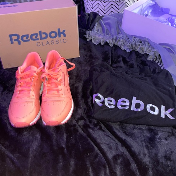 Reebok Sneakers with black reebok shirt. Only shoes available. - Picture 1 of 12